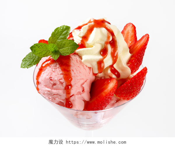新鲜草莓和奶油冰淇淋草莓冰淇淋圣代